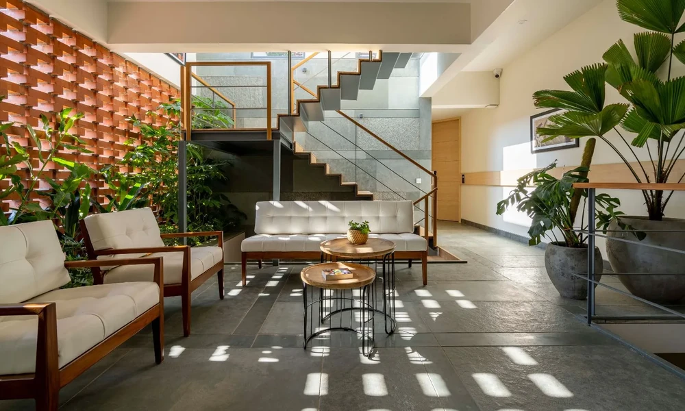 How to Plan a Custom Home That Stays Comfortable Year-Round: Layout, Insulation, and Cooling Basics
